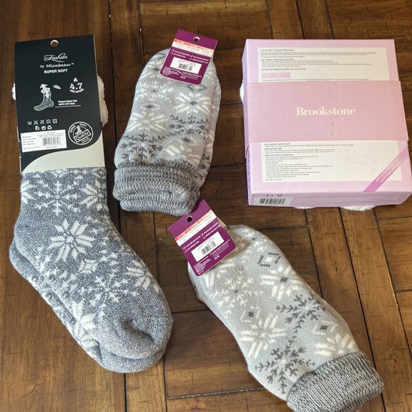 BUNDLE!!! 4 pairs of brand new socks (with tags). - Picture 2 of 5